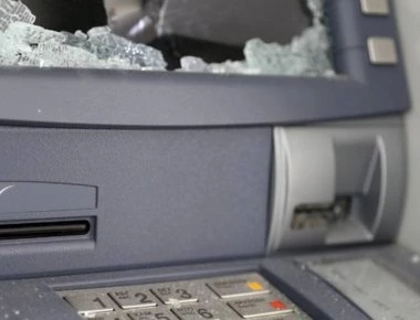 Πάτρα: Άγνωστοι ανατίναξαν ΑΤΜ σε σούπερ μάρκετ τα ξημερώματα - Έφυγαν με άδεια χέρια